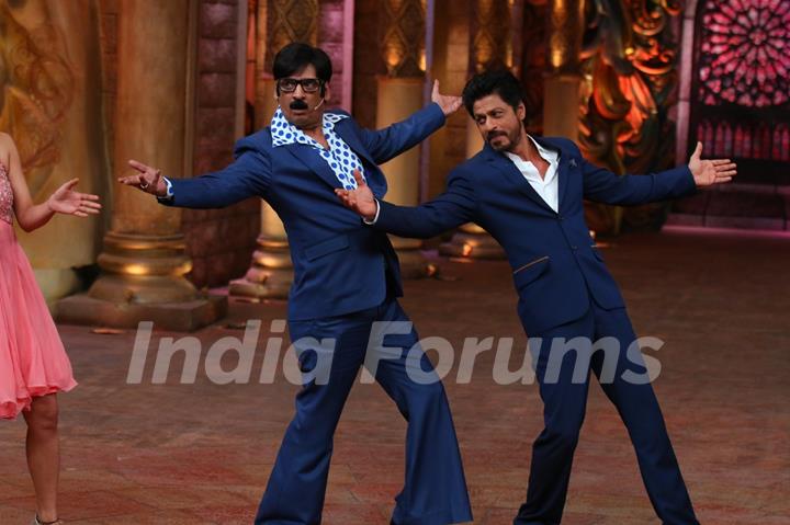 Shah Rukh Khan and Shakeel Siddiqui at Promotions of 'Fan' on 'Comedy Nights Bachao!