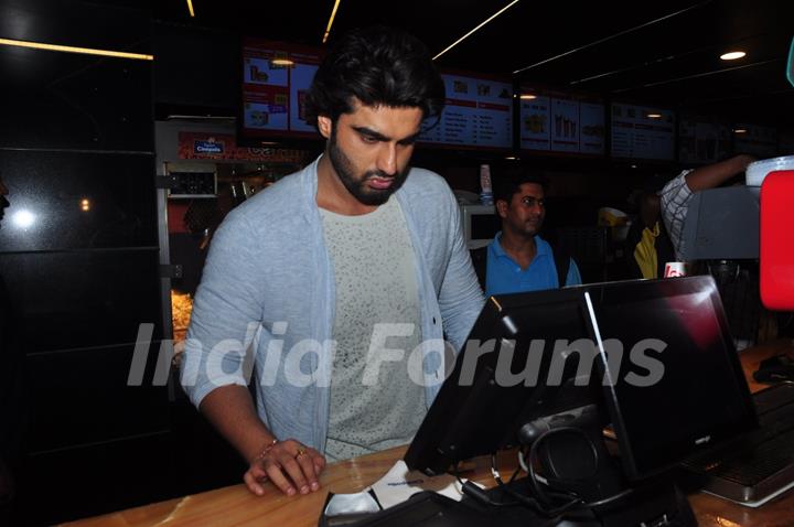 Arjun Kapoor turns Pop Corn Seller to Promote Ki and Ka