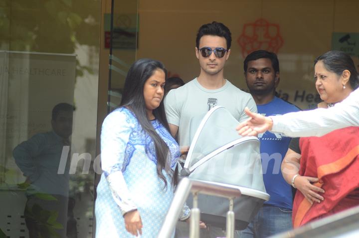 Arpita Khan and Aayush Sharma Leaves hospital with baby Ahil