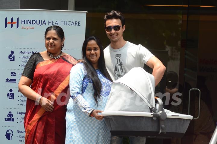 Arpita Khan and Aayush Sharma Leaves hospital with baby Ahil