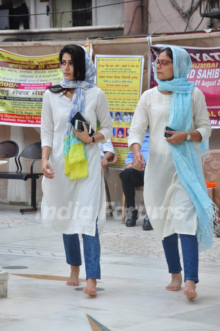 Toral Rasputra and Akanksha Singh at Prayer Meet of 'Pratyusha Banerjee'