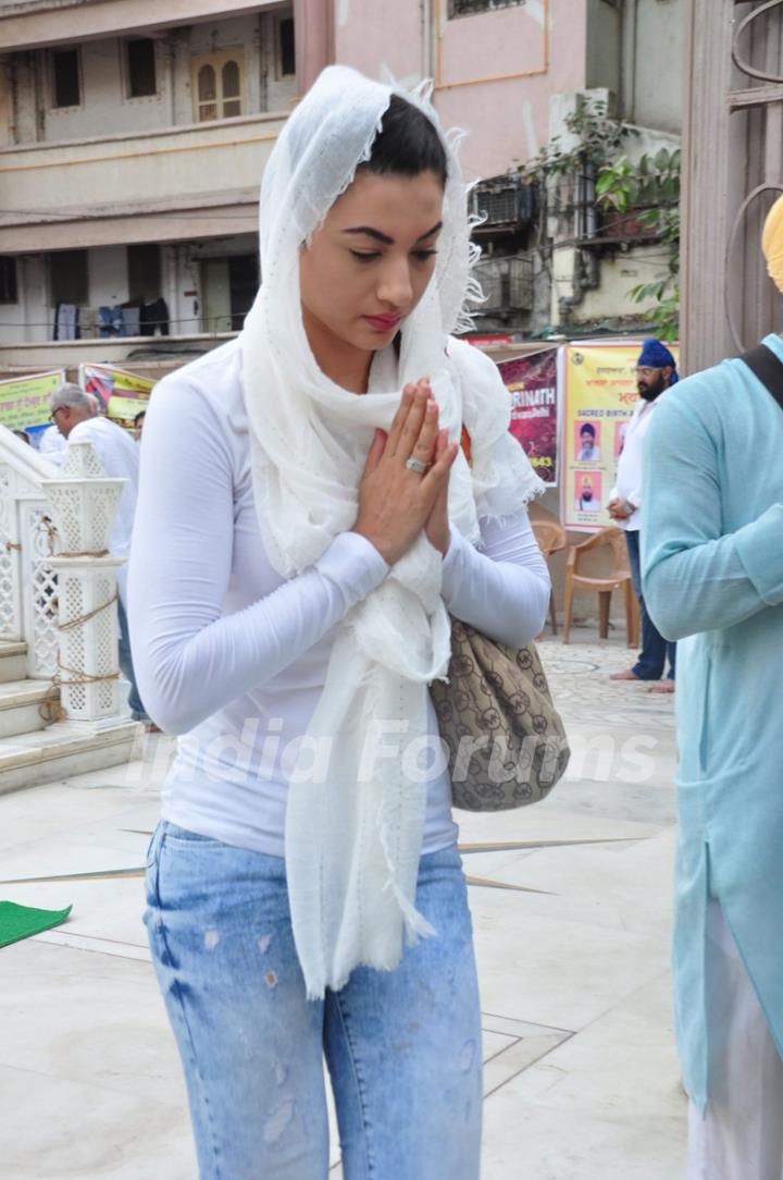 Gauahar Khan at Prayer Meet of 'Pratyusha Banerjee'