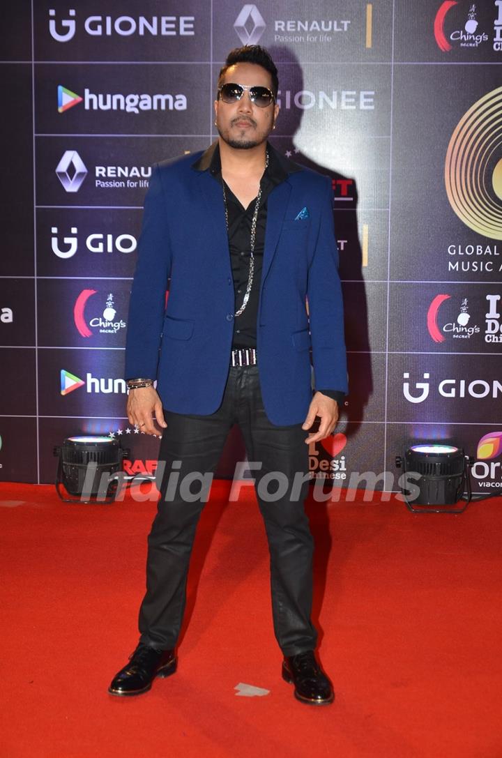 Mika Singh at COLORS GiMA AWARDS 2016