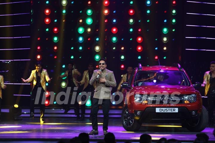 Mika Singh at COLORS GiMA AWARDS 2016