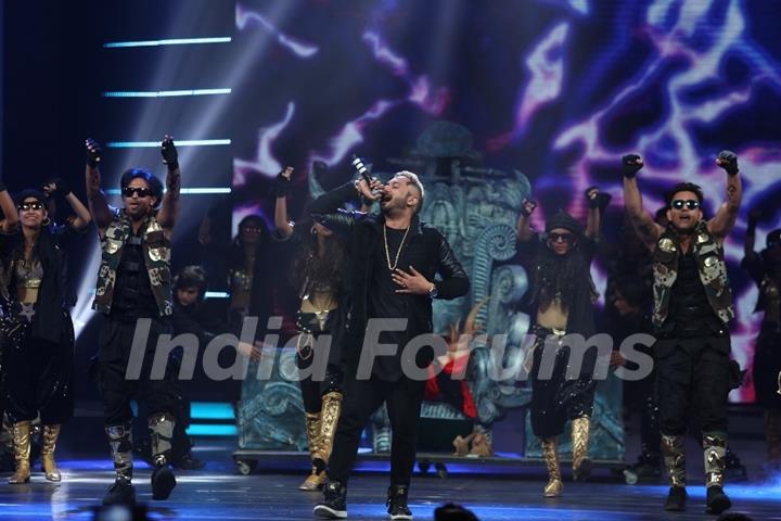 Yo Yo Honey Singh Performs at COLORS GiMA AWARDS 2016