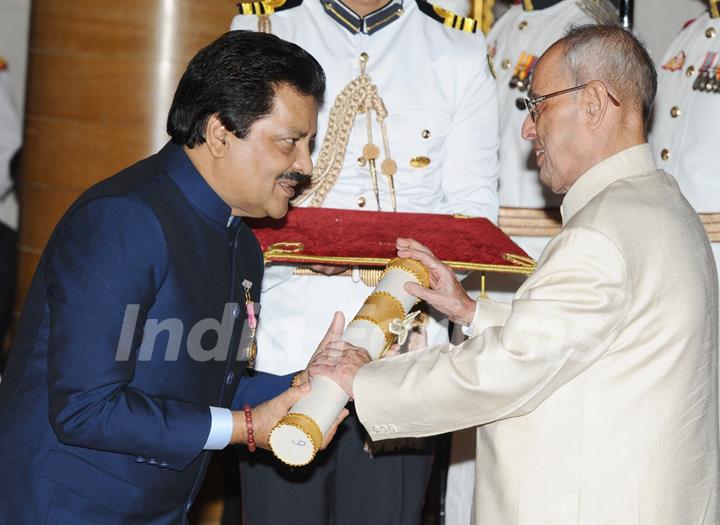 Udit Narayan Receives Padma Bhushan from Hon'ble President Pranab Mukherjee