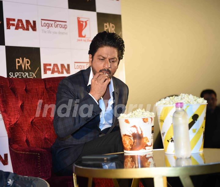 Shah Rukh Khan Having Pop Corn at Press Meet of 'Fan' in Noida