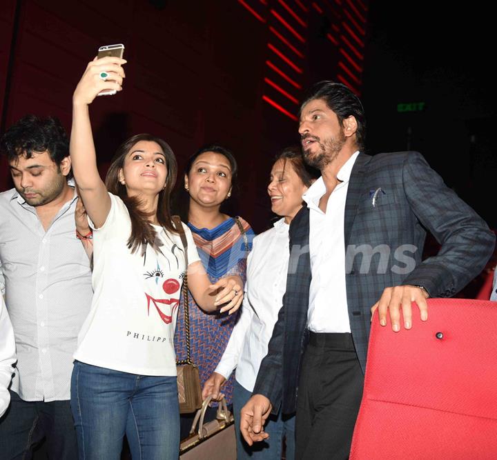 Shah Rukh Khan clicks selfie with fans at Press Meet of 'Fan' in Noida