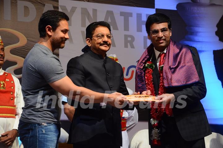 Aamir Khan and Vishwanathan Anand at Hridaynath Mangeshkar Award 2016