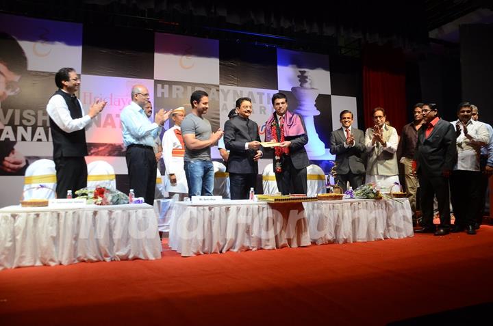 Aamir Khan and Vishwanathan Anand at Hridaynath Mangeshkar Award 2016