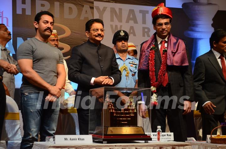 Aamir Khan and Vishwanathan Anand at Hridaynath Mangeshkar Award 2016