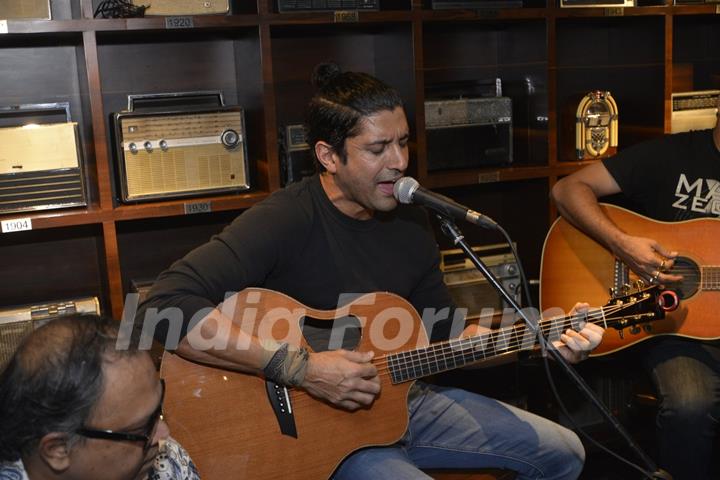 Farhan Akhtar Live at Radio Bar!