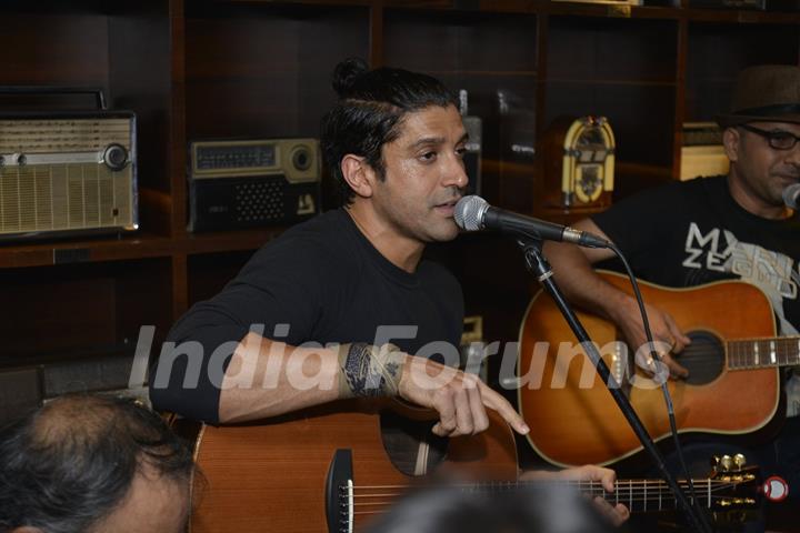 Farhan Akhtar Live at Radio Bar!