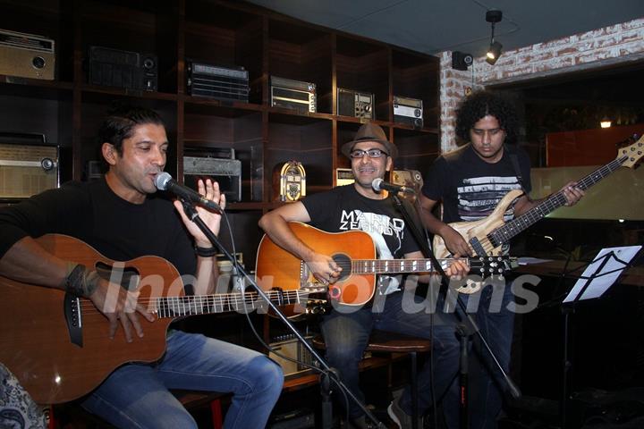 Farhan Akhtar Live at Radio Bar!