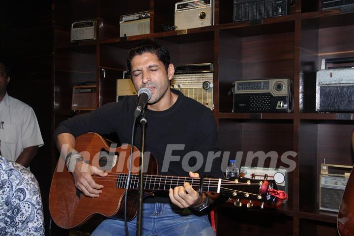 Farhan Akhtar Live at Radio Bar!