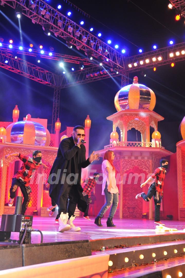 Yo Yo Honey Singh Performs at 6th PTC Punjabi Film Awards 2016