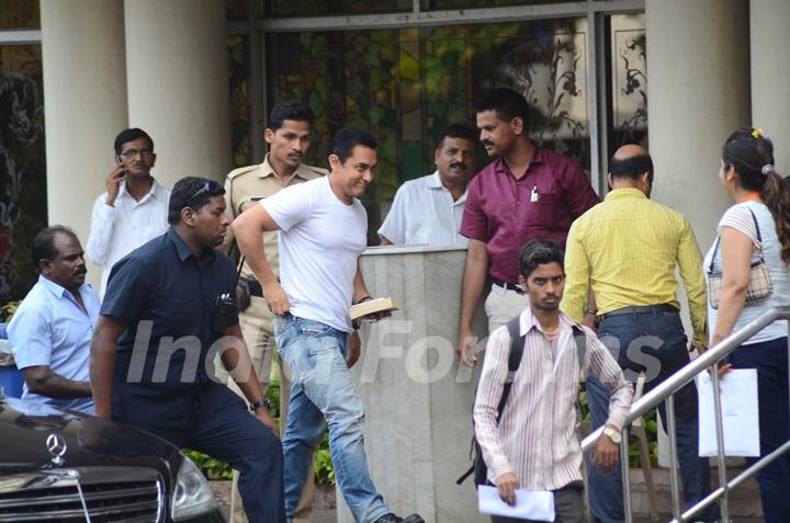 Superstar Aamir Khan Visits Dilip Kumar ji at Lilavati Hospital