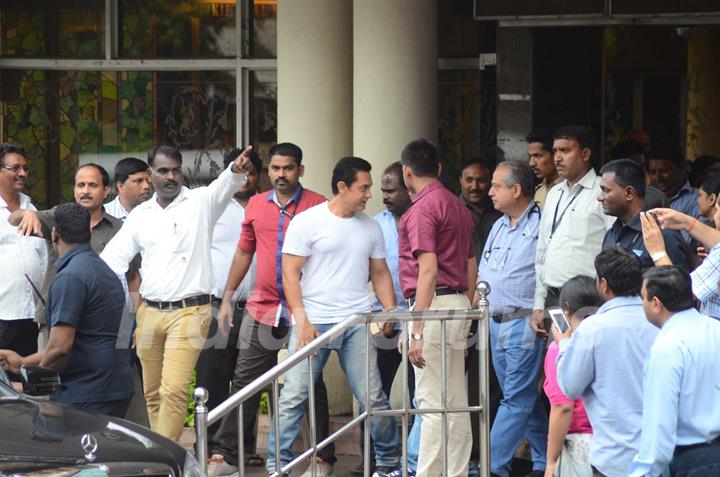 Aamir Khan Visits Dilip Kumar ji at Lilavati Hospital