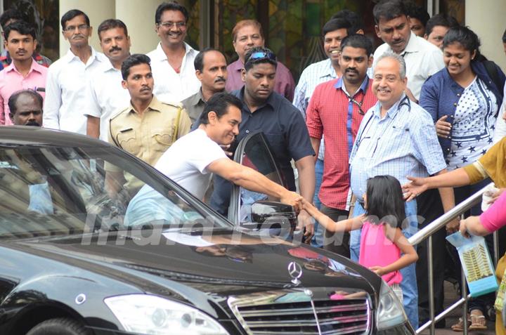 Aamir Khan meets his cute fan while leaving from Lilavati Hospital post meeting Dilip Kumar ji