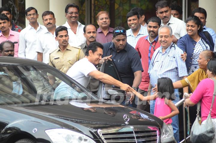 Aamir Khan meets his sweet fan while leaving from Lilavati Hospital post meeting Dilip Kumar ji