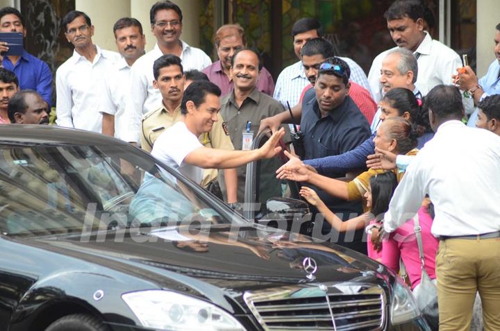 Aamir Khan Visits Dilip Kumar ji at Lilavati Hospital