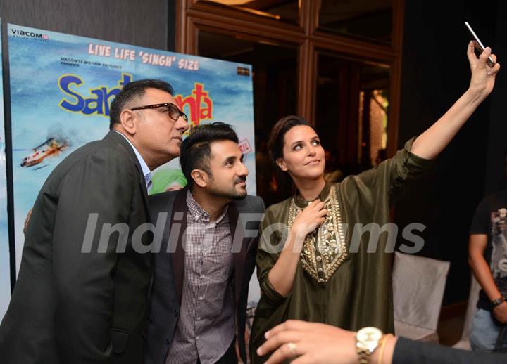 Selfie Time! Boman, Vir and Neha Clicks selfie at Press Meet of 'Santa Banta Pvt. Ltd.'