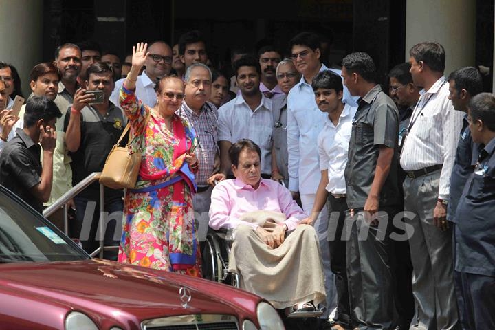 Dilip Kumar Discharged from Lilavati Hospital; Saira Banu accompanies him