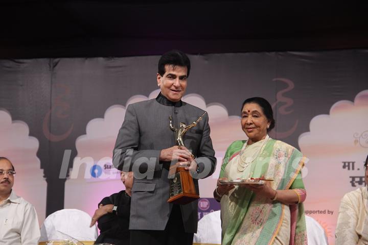 Jeetendra and Asha Bhosle at Dinanath Mangeshkar Award