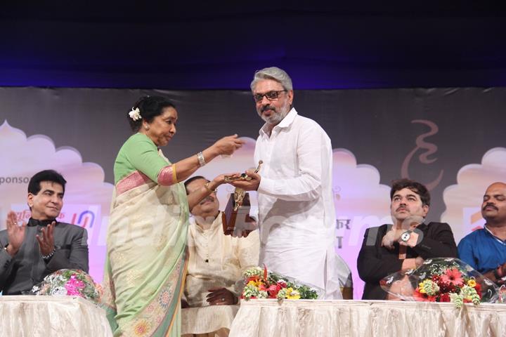 Asha Bhosle and Sanjay Leela Bhansali at Dinanath Mangeshkar Award