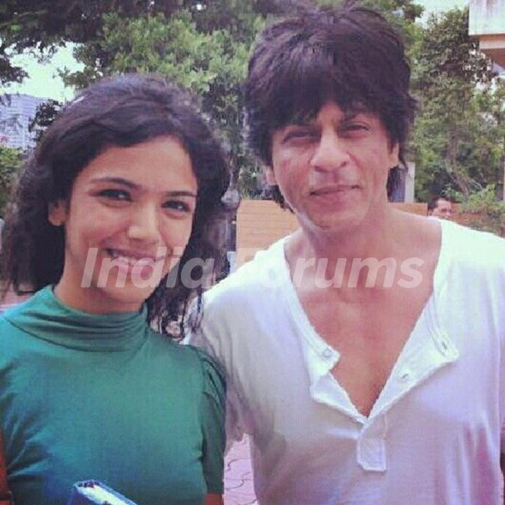 Shriya Pilgaonkar with Shah Rukh Khan on Fan Set