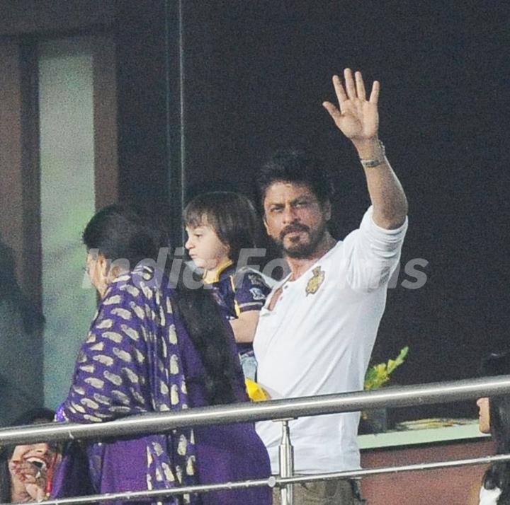 Shah Rukh Khan with Abram cheers for Kolkata Night Riders in Kolkata