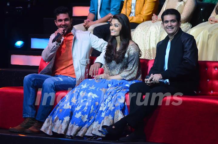 Randeep Hooda, Aishwarya Rai Bachchan and Omung Kumar Promote Sarbjit on Show 'Sa Re Ga Ma Pa 2016'