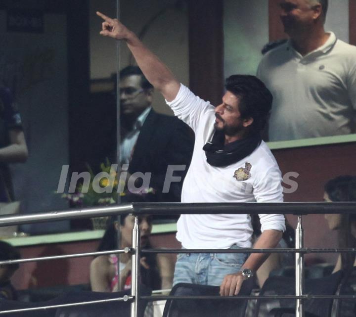 Shah Rukh Khan Snapped at Eden Gardens ib