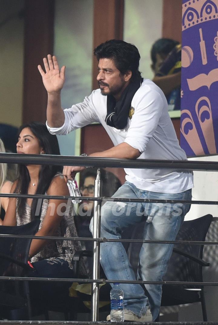 Shah Rukh Khan Snapped at Eden Gardens in Kolkata