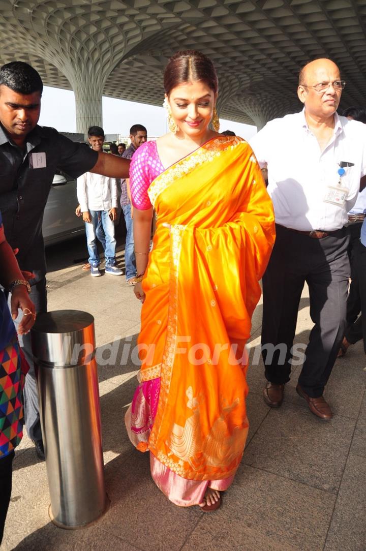 Aishwarya Rai Bachchan Snapped at Airport