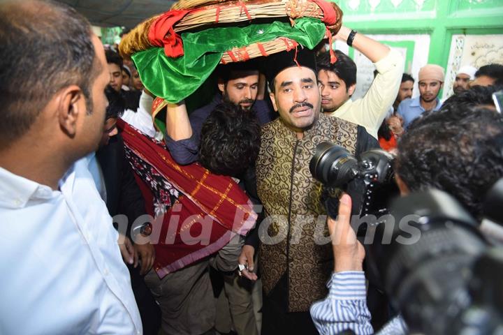 Emran Hashmi and Mohammad Azharuddin at Nizamuddin Dargah