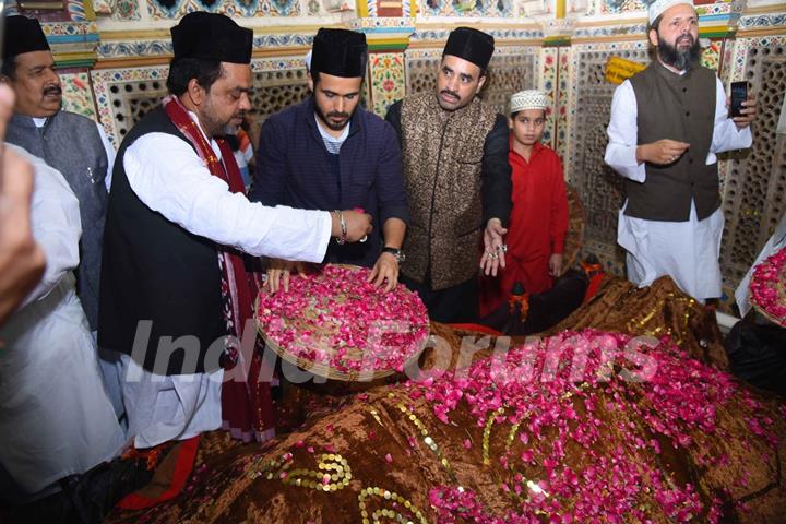 Emraan Hashmi and Mohammad Azharuddin Pays their Obeisance at Nizamuddin Dargah