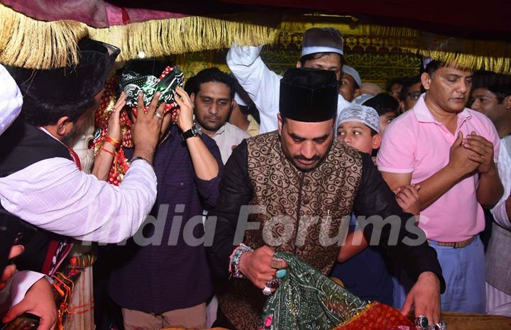 Emran Hashmi and Mohammad Azharuddin Pays their Obeisance at Nizamuddin Dargah