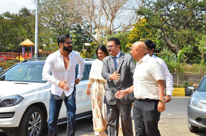 Athiya and Suneil Shetty at Abitare Art Gallery's Exhibition