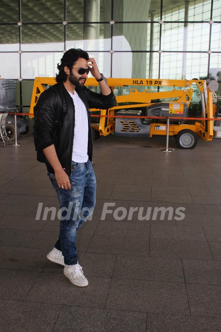 Jackky Bhagnani Snapped at Airport