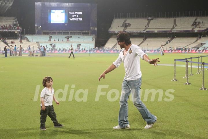 Shah Rukh Khan Snapped with Abram Khan