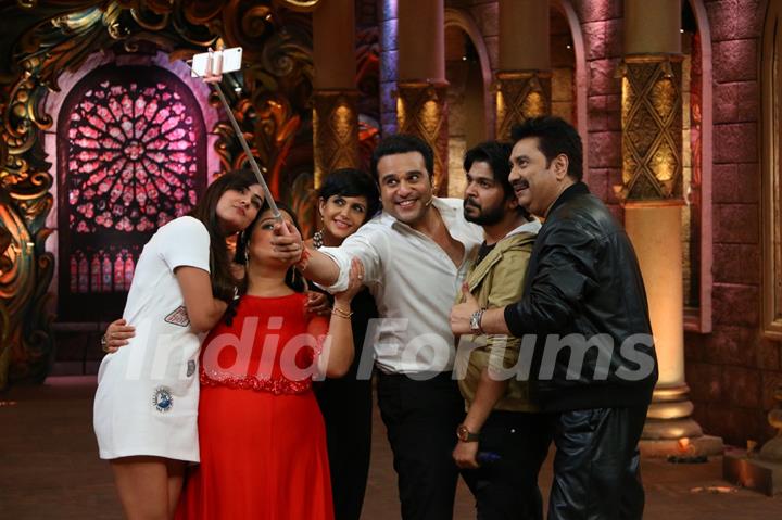 Krushna Abhishek Selfie with Kumar Sanu, Bharti Singh, Mandira on 'Comedy Nights Live'