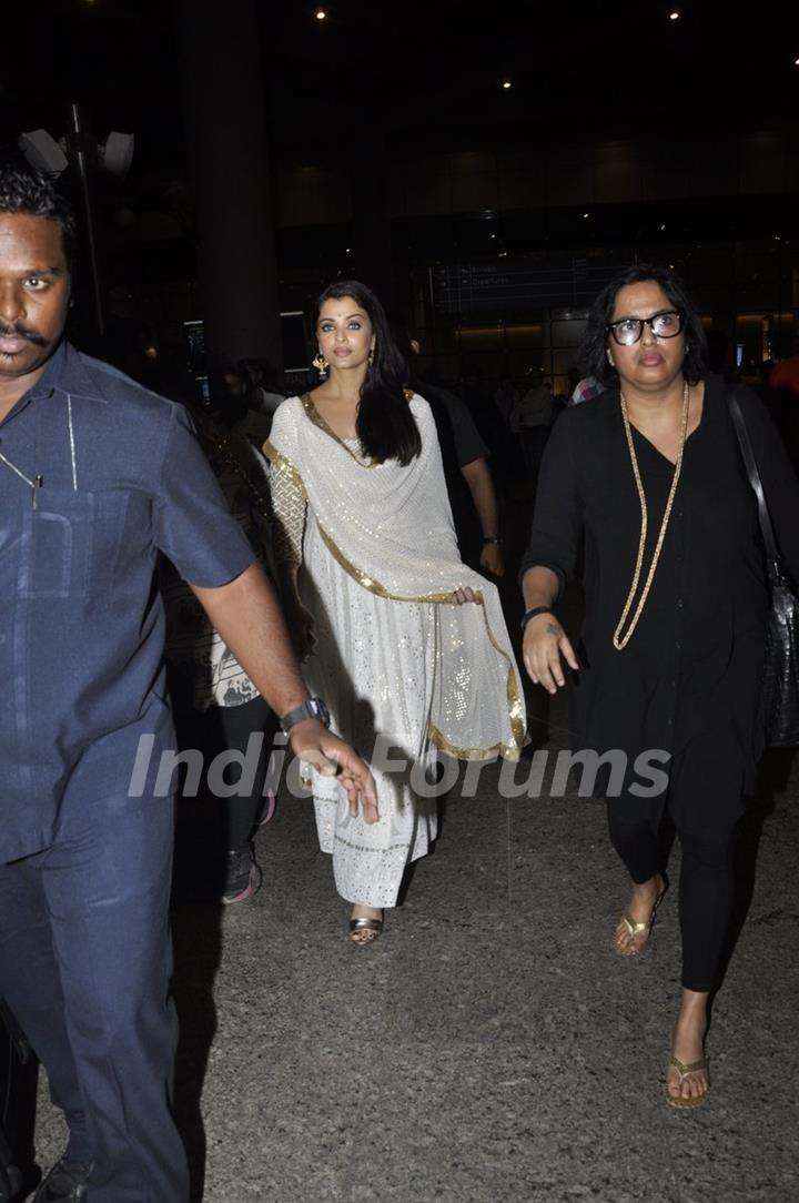 Airport Spotting: Aishwarya Rai Bachchan returns from Sarbjit Press Meet!