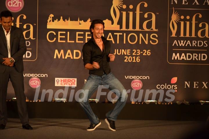 Tiger Shroff Shows some moves at IIFA 2016 Press Conference