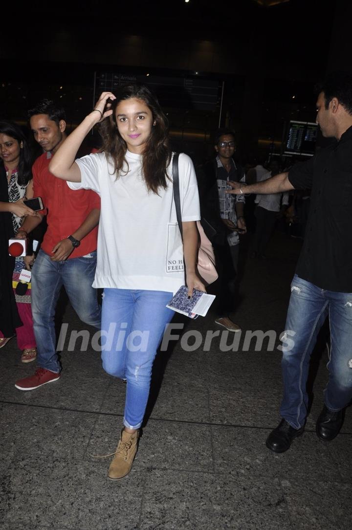 Spotted at Airport: Bollywood's Cutie Alia Bhatt!