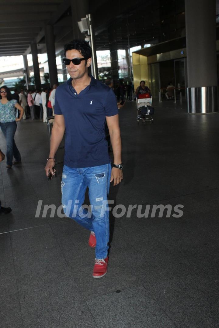 Spotted at Airport: Randeep Hooda!