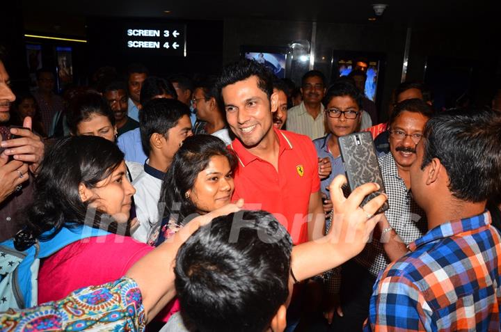 Randeep Hooda meets fans at Screening of Sarbjit for Firefighters!