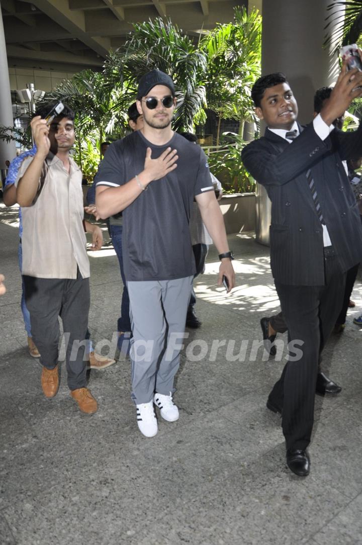 Airport Scenes: Sooraj Pancholi!