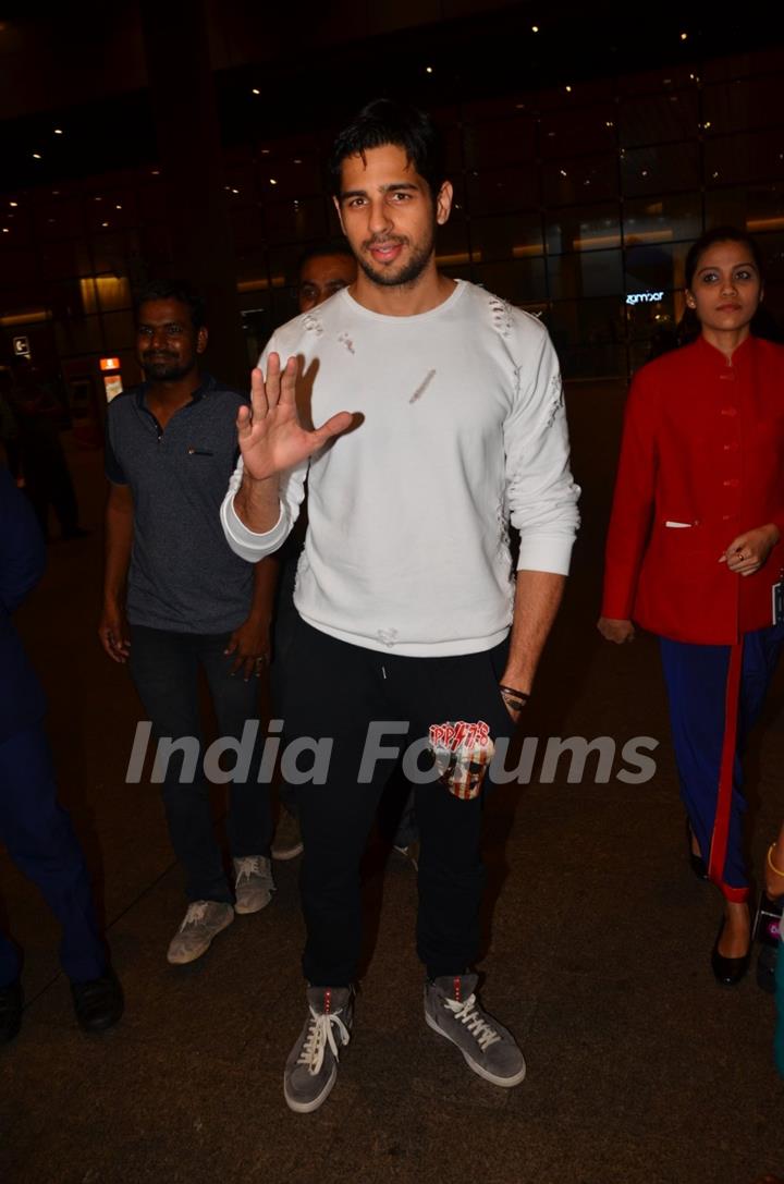 Airport Scenes: Sidharth Malhotra!