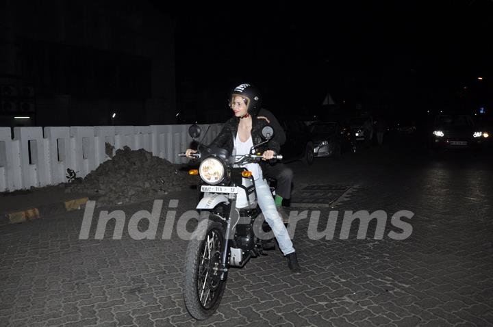 Screening of 'Waiting': Kalki - Naseeruddin arrives on Bike!